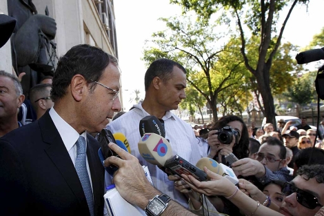 El alcalde de Murcia habla con los medios en la puerta del juzgado. | Juan F. Moreno / Efe