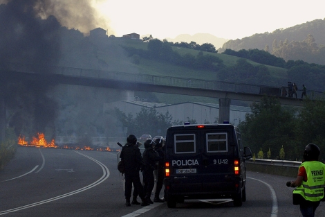 Enfrentamientos en el Pozo del Sotn, en El Entrego (Asturias). | J. L. Cereijido | Efe