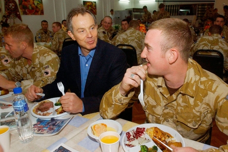 Tony Blair, con las tropas britnicas en Basora, en diciembre de 2004. | AP