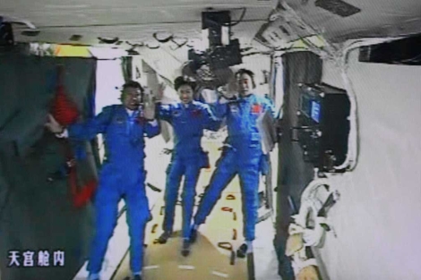 Los tres 'taikonautas', en el interior del laboratorio espacial. | AFP