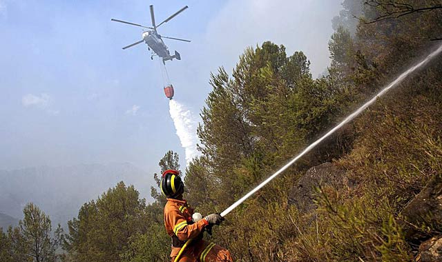 Las brigadas forestales trabajan en la zona afectada por el incendio | Rubn Francs