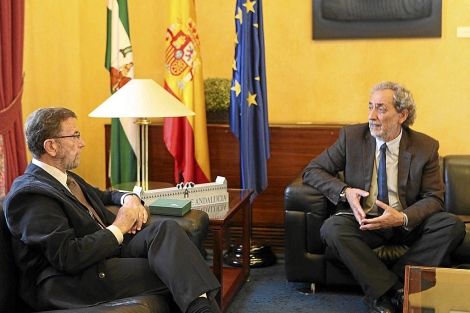 Chamizo (derecha), reunido con el presidente del Parlamento, Manuel Gracia. | Jesús Morón