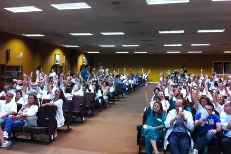 Asamblea de trabajadores en el hospital Clnico. | ELMUNDO.es