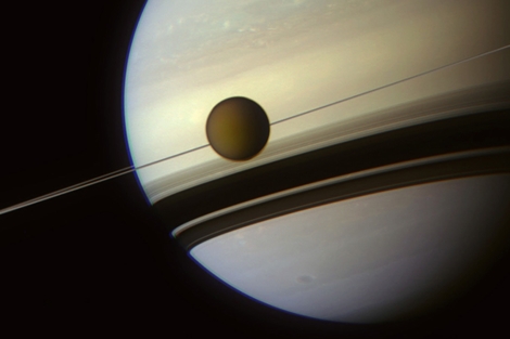 Imagen de Titn y Saturno captada por Cassini. | ESA