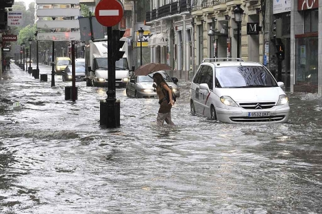 Una calle de Albacete, inundada tras la tormenta de este martes. | Manuel Podio / Efe