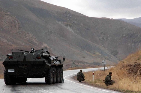 Soldados turcos, en una carretera en Yuksekova.| Afp