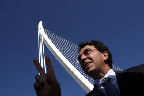 Santiago Calatrava junto al ltimo puente que construy en Valencia. | Vicent Bosch
