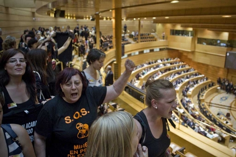 Mujeres de mineros abandonan la tribuna de invitados del Senado. | Alberto di Lolli