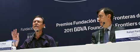 Carver Mead (i) y Rafael Pardo (d), director de la Fundacin BBVA.