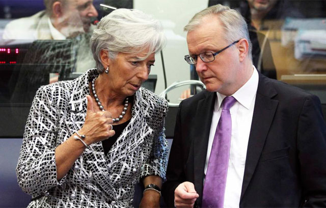 Lagarde charla con Olli Rehn en el Eurogrupo de ayer en Luxemburgo. | Reuters