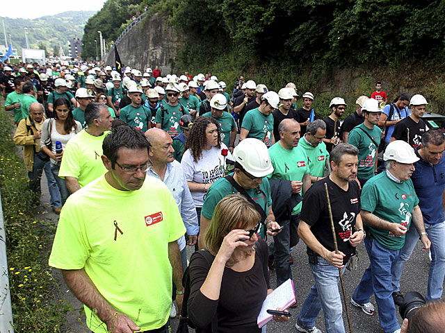 El grupo de mineros que han partido de Mieres (Asturias) con destino a Madrid. | J. L. Cereijido | Efe