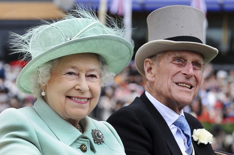 La Reina de Inglaterra y su marido, en las carreras de Ascot. | Efe