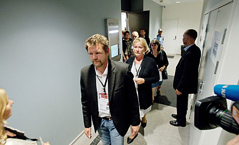 Familiares de las vctimas abandonan la sala antes de declarar Breivik. | Reuters