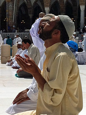 Rezando en la mezquita de La Meca.| A. F.