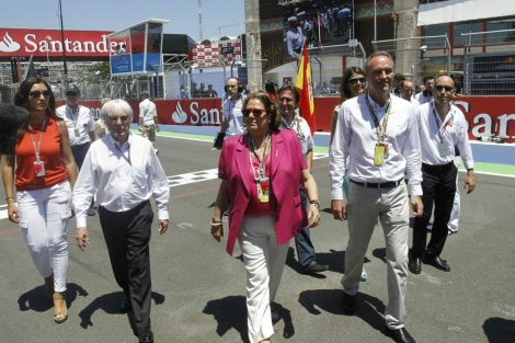 El presidente de la Generalitat, junto a Rita Barber y Bernie Ecclestone, en el circuito. | GVA