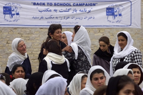 Profesoras junto a varias alumnas de un colegio en Afganistn. | A. Zemlianich