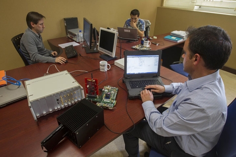 Armando Astarloa y sus compaeros estudia el funcionamiento de los dispositivos. | I. Andrs