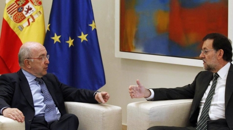 Joaqun Almunia, comisario europeo de Competencia, y Mariano Rajoy en una reunin. | Reuters