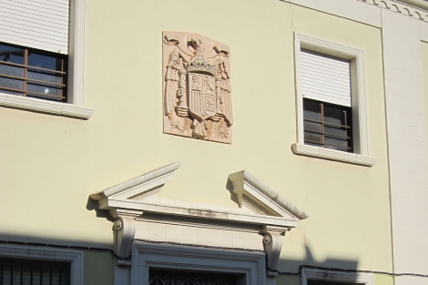 Escudo en la fachada del Colegio Pblico Padre Manjn.