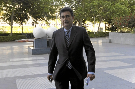 El ex secretario autonmico de Turismo, Luis Lobn,a su entrada al juzgado. | Efe