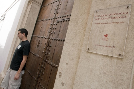 Puerta de entrada a la residencia de la Fundacin Antonio Gala. | M. Cubero