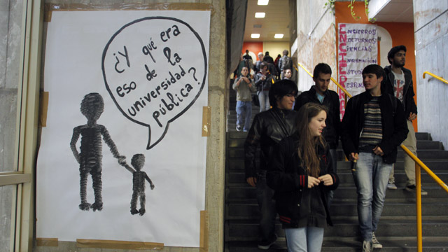 Un cartel reivindicativo en la Facultad de Periodismo de la Complutense. | Foto: Antonio Heredia