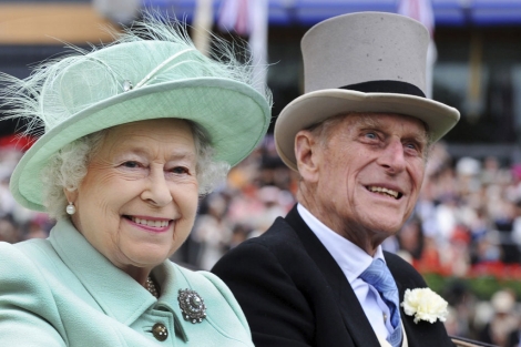 La reina Isabel II y su esposo en las carreras de caballos de Ascot. | Efe