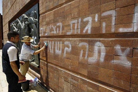 Israeles limpian grafitis antisionistas en el monumento de Yad Vashem en Jerusaln. | Afp