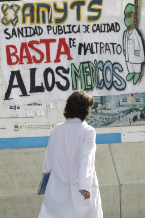 Pancarta de protesta en la puerta de La Paz. | EFE.