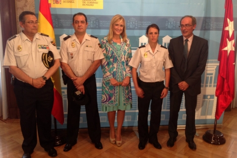 Los agentes condecorados junto al Jefe Superior de Polica, a la izquierda, la Delegada del Gobierno y Armando Rodrguez, secretario del gremio, a la derecha de la imagen. | D. G.