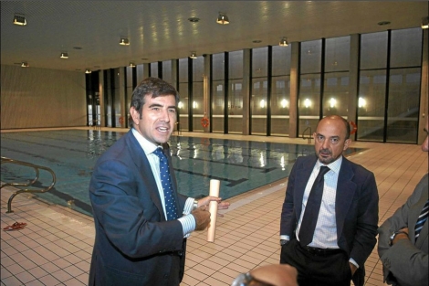 El vicealcalde, a la derecha, en la apertura de la piscina cuando era delegado de Economa.