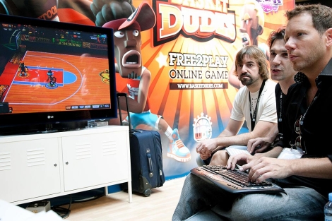 Cliff Bleszinski en el stand de Bitoon en Gamelab 2011 jugando a Basket Dudes