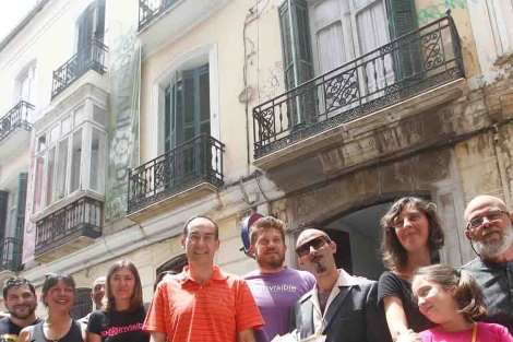 Impulsores de la Invisible ante el edificio de calle Nosquera. | A. Pastor