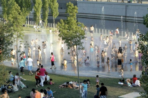 Un grupo de personas se baa el martes en Madrid Ro. | Efe