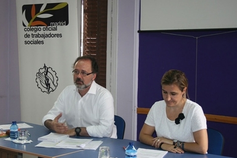 Manuel Gil y Mar Urea, decano y vicedecana del Colegio de Trabajadores Sociales.
