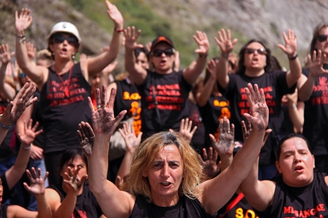 Doscientas mujeres de mineros se suman a la protesta y cortan la N-630 ...