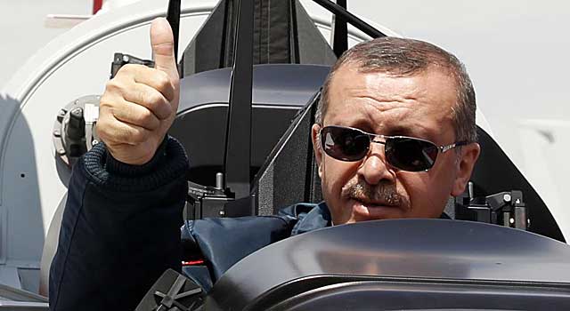 El primer ministro turco Tayyip Erdogan dentro de un avin militar. | Reuters