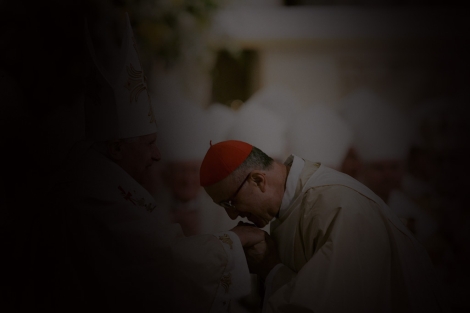 El cardenal Bertone besa la mano de Benedicto XVI, en Nueva York, en 2008. | Reuters