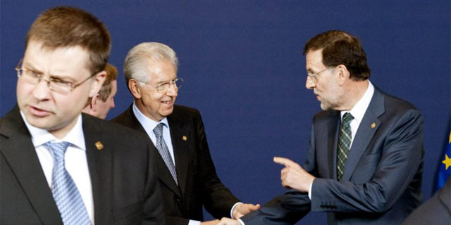 Mariano Rajoy y Mario Monti charlan antes del inicio de la Cumbre Europea en Bruselas. | Efe