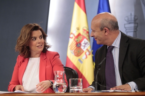 Soraya Sáenz de Santamaría y José Ignacio Wert, en la rueda de prensa. | Antonio Heredia