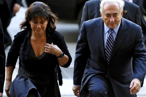 Dominique Strauss-Kahn junto a su mujer entran en el tribunal de Nueva York. | Afp
