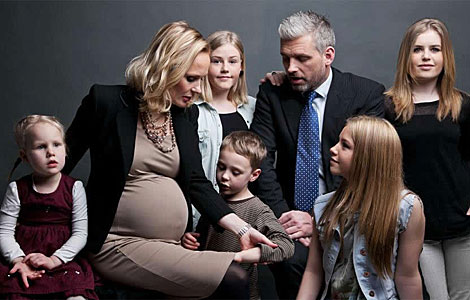 La candidata, todava embarazada, con su familia.| Baldur Kristjans