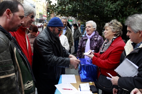 Madrileos votan la privatizacin en una consulta popular el pasado marzo. | J. Barbancho