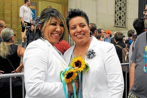 Una pareja gay tras celebrar su matrimonio en Nueva York. | EL MUNDO