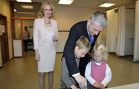 Thora Arnorsdottir, con su maridos y dos hijos en el momento de votar.| Afp