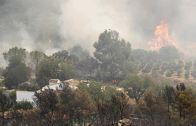 Las llamas amenazan una vivienda en el trmino de Montroi | Reuters