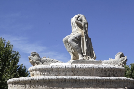 La fuente de la Puerta de Jerez con la estatua decapitada. | Conchitina