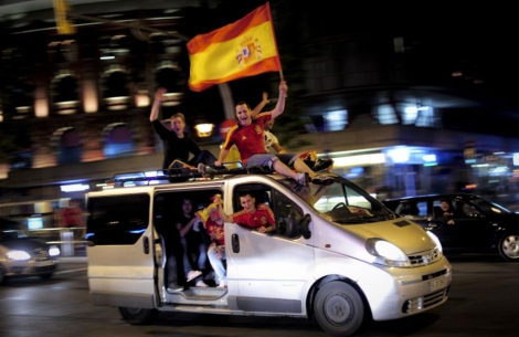 Aficionados de la 'Roja' acudieron en masa a plaza Espanya anoche. | Afp