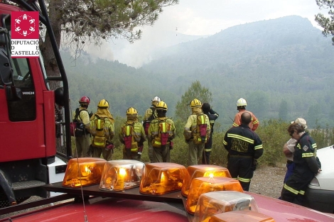 Los efectivos del Consorcio de Bomberos coordinan la extincin del incendio.| SIAB
