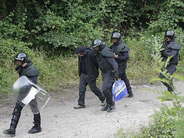 Guardias civiles detienen a un minero en Lena. | J.L. Cereijido / Efe